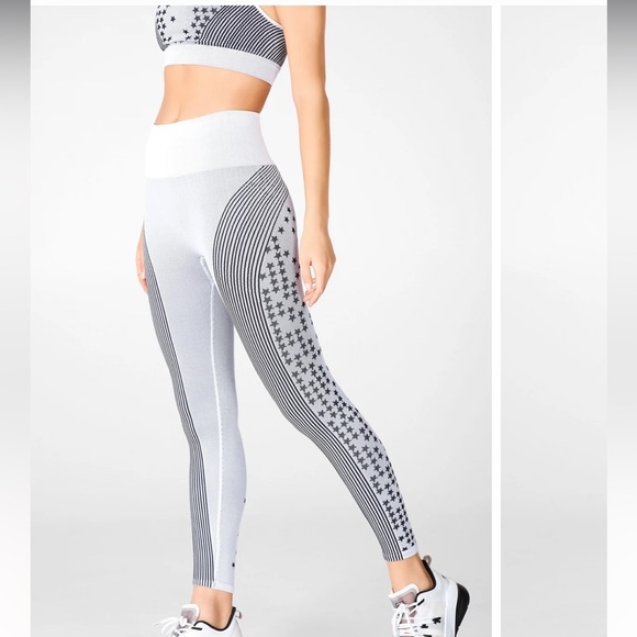 Fabletics SET High-Waisted Seamless Star Capri & Star Seamless Bra - Picture 1 of 8